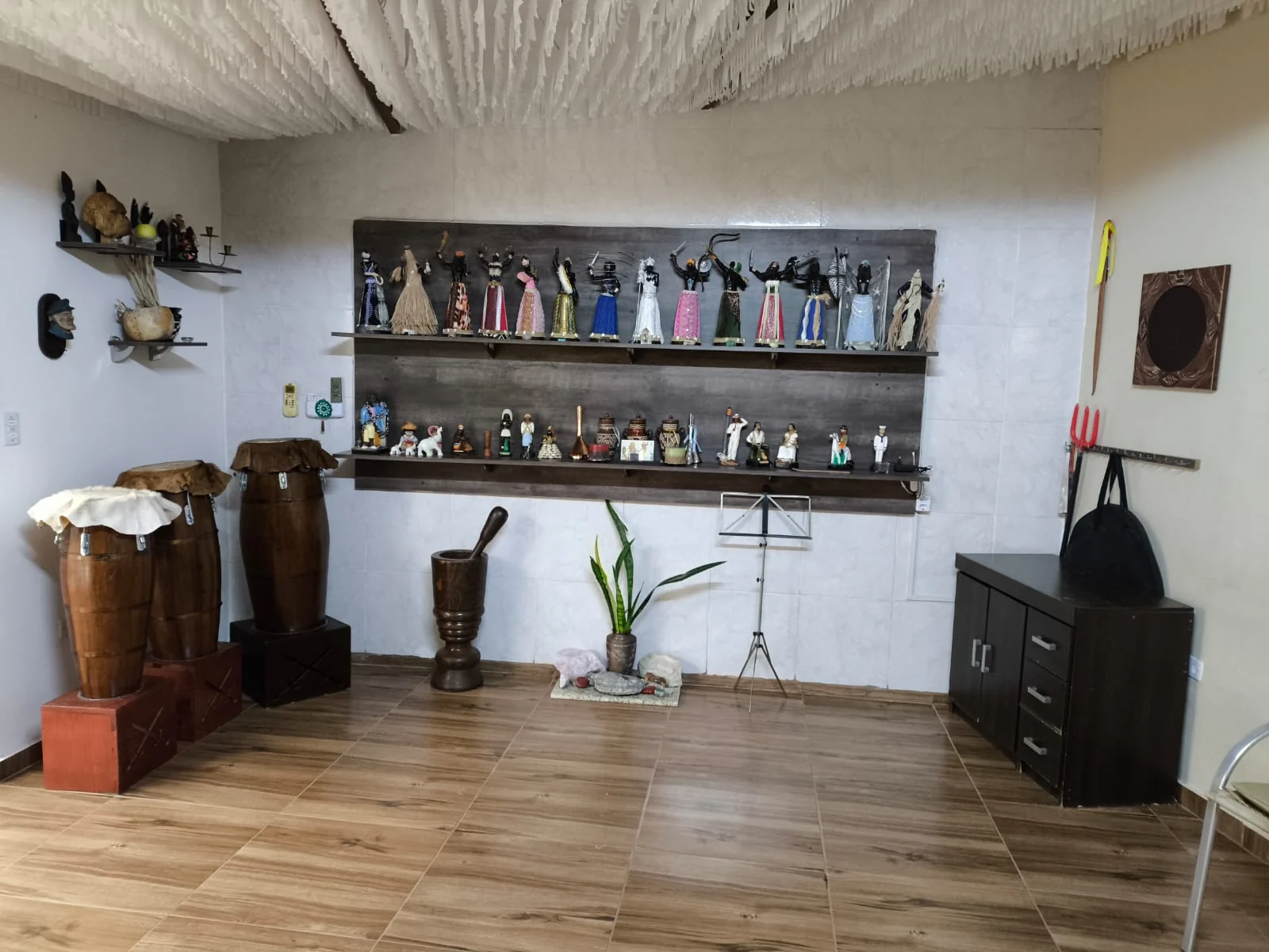 Interior do terreiro da ACRUCO, com o Congá ao fundo